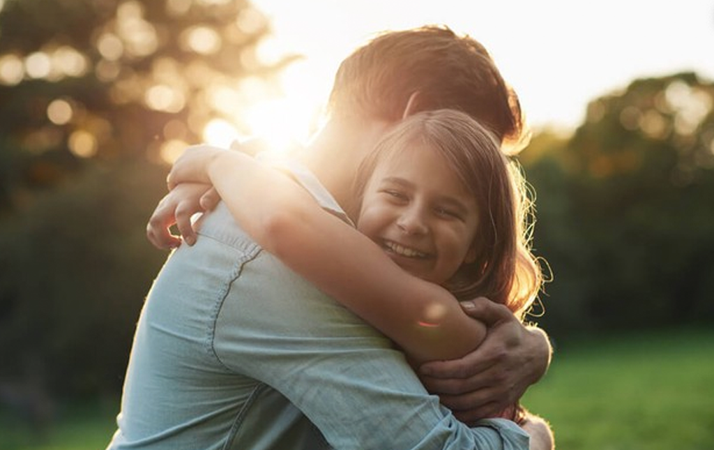 padre abraza su hija