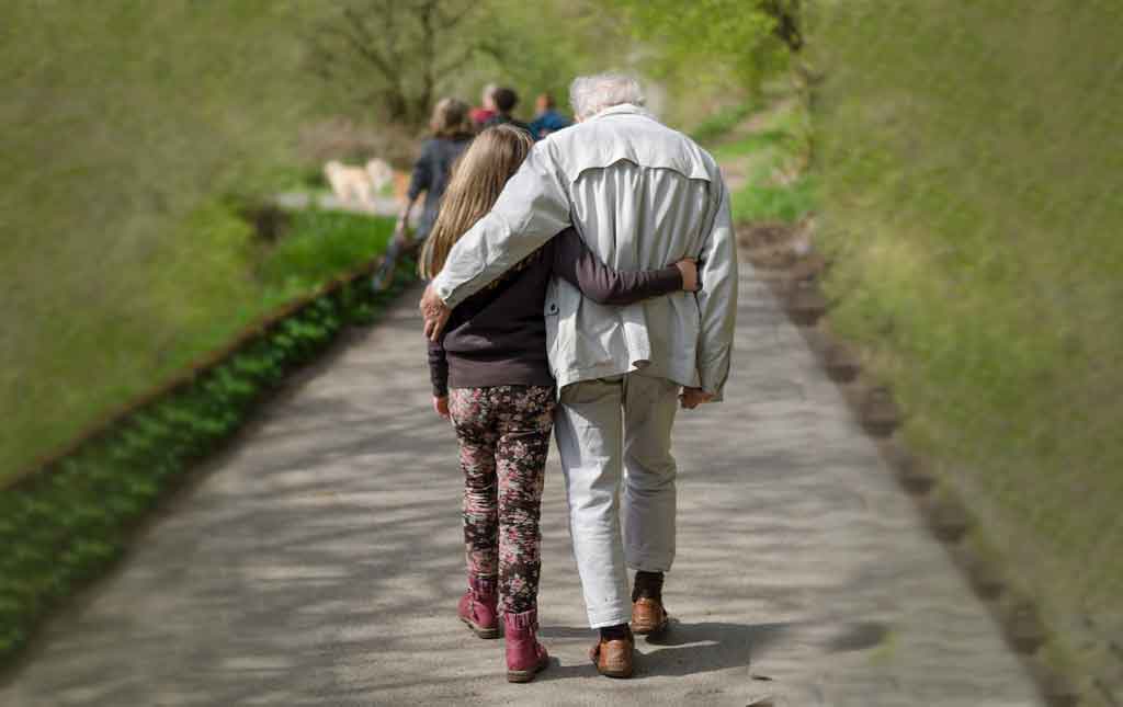 nieta y abuelo caminando