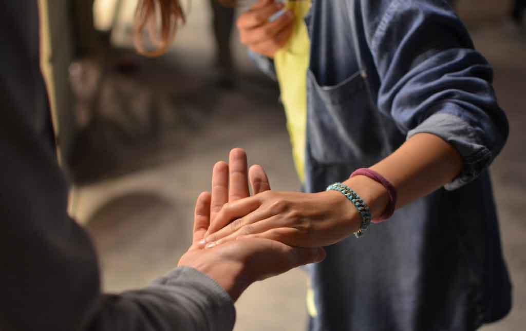 hombre dando mano mujer