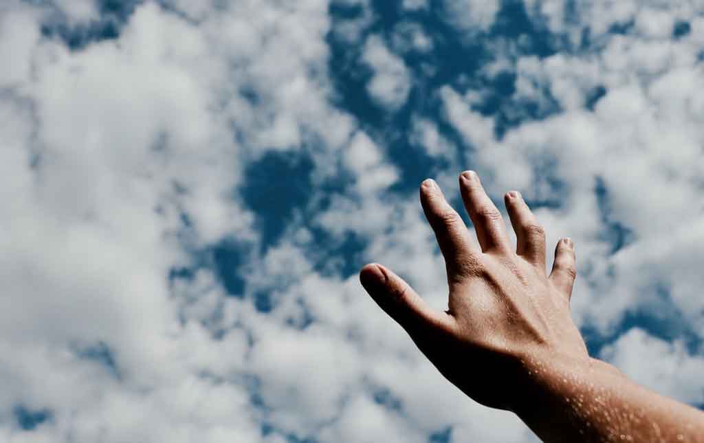 mano elevada al cielo