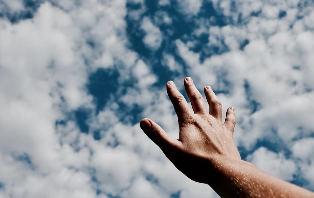 mano elevada al cielo